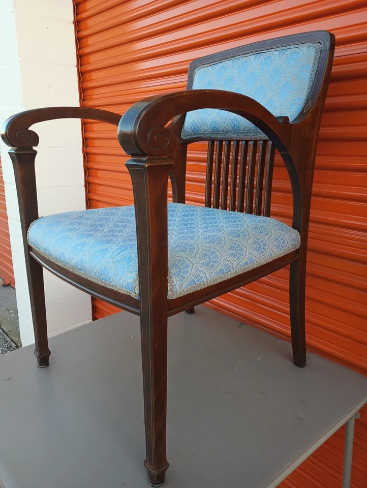 Sillón tapizado vintage de madera azul tono medio Foto 3 de 4