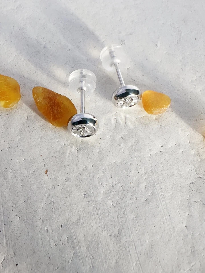 Conjunto de aretes para mujer con bisel de diamantes creados en laboratorio acabado en oro blanco de 14 quilates 925 Foto 4 de 4