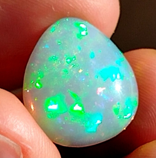 Opale blanche avec honey comb pattern de 8,65 cts en cabochon