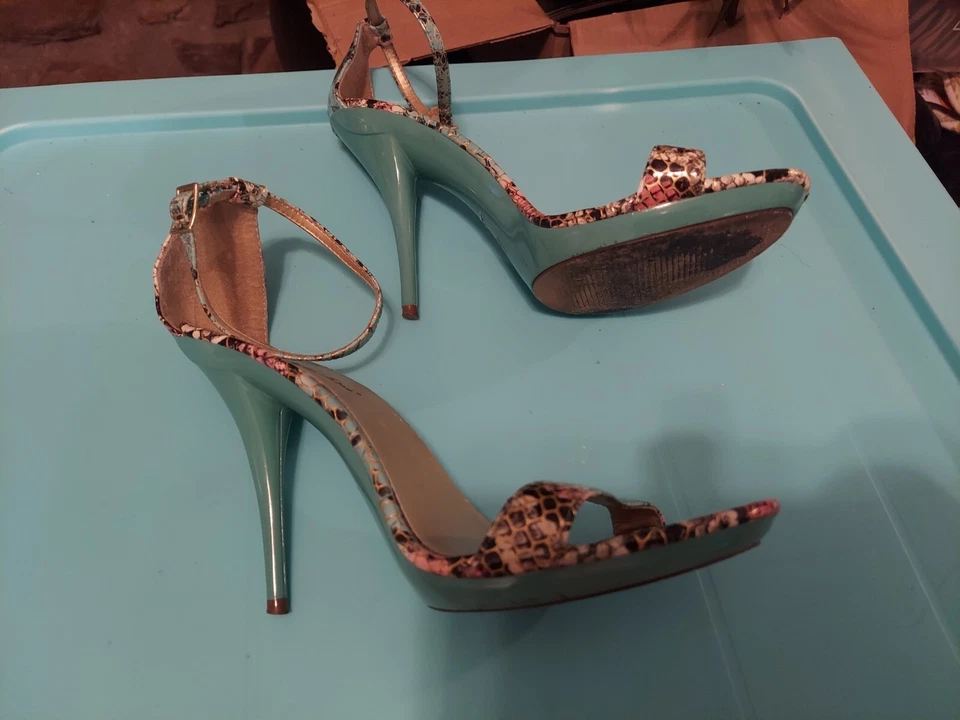 Sandalias de tacón de aguja Michael Antonio multicolor con estampado de serpiente 9M Foto 2 de 4