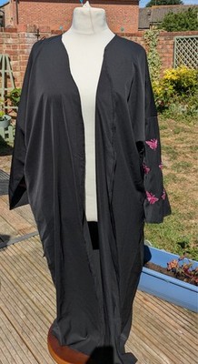 Durchgehende schwarze offene Abaya zum Überziehen mit bestickten rosa Schmetterlingsärmeln