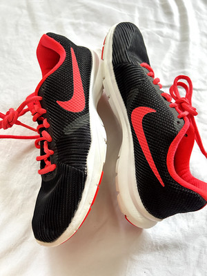 NIKE WOMEN'S FLEX BIJOUX BLACK/SOLAR RED MULTISPORT TRAINING SHOES SZ 7