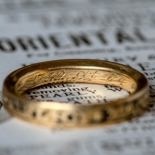 RARO ANTICO ANELLO DA LUTTO GEORGIANO INGLESE ORO 18K ORECCHINO di MACCLESFIELD 1732 - Foto 5 di 7