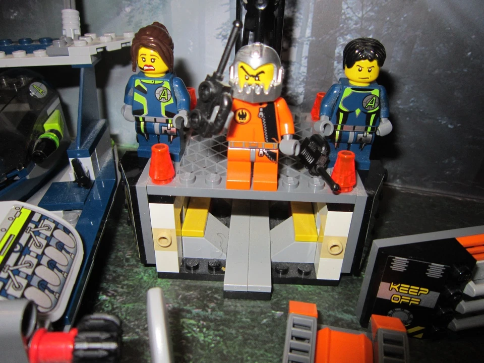 LEGO 8633  AGENTS 2.0 MISSION 4 SECOURS EN HORS BORD - Photo 2/4