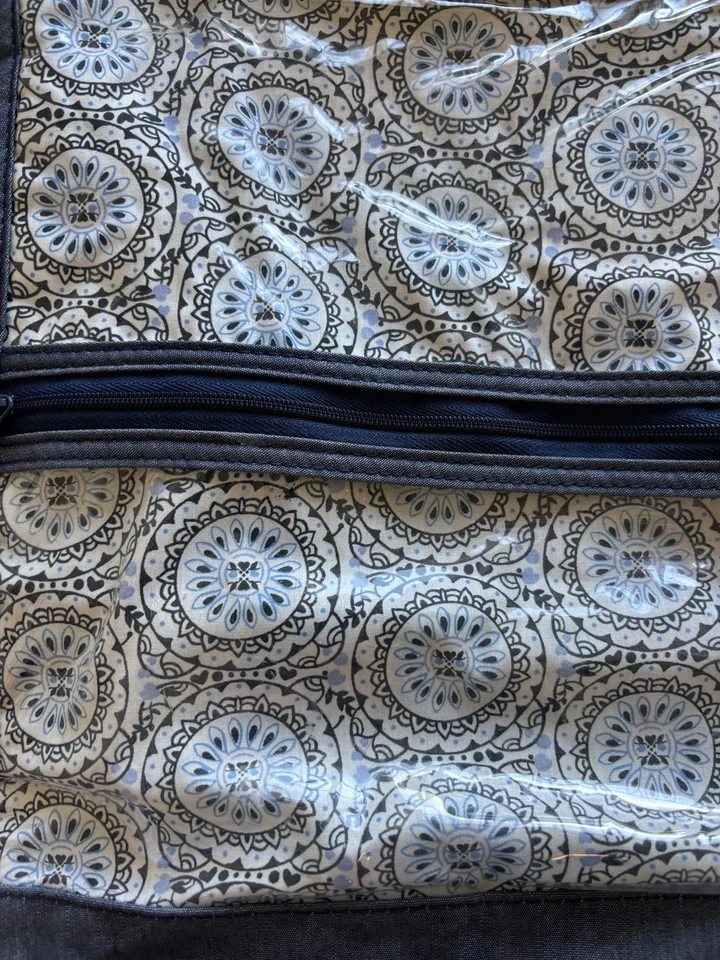 Bolsa de viaje organizadora de cosméticos para artículos de tocador colgantes Vera Bradley Foto 3 de 4