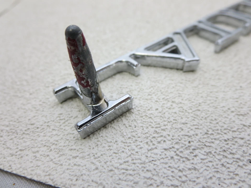 NOS 1970  Canadian Pontiac Laurentian emblem nameplate badge OEM GM script  Foto 2 de 4