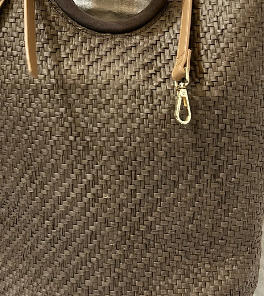 Banana Republic Straw Bag with Tortoise Handles and Adjustable Removable Strap - Image 3 of 4