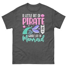 Un poco de pirata y un lote completo de camiseta clásica de novedad de sirena para hombre