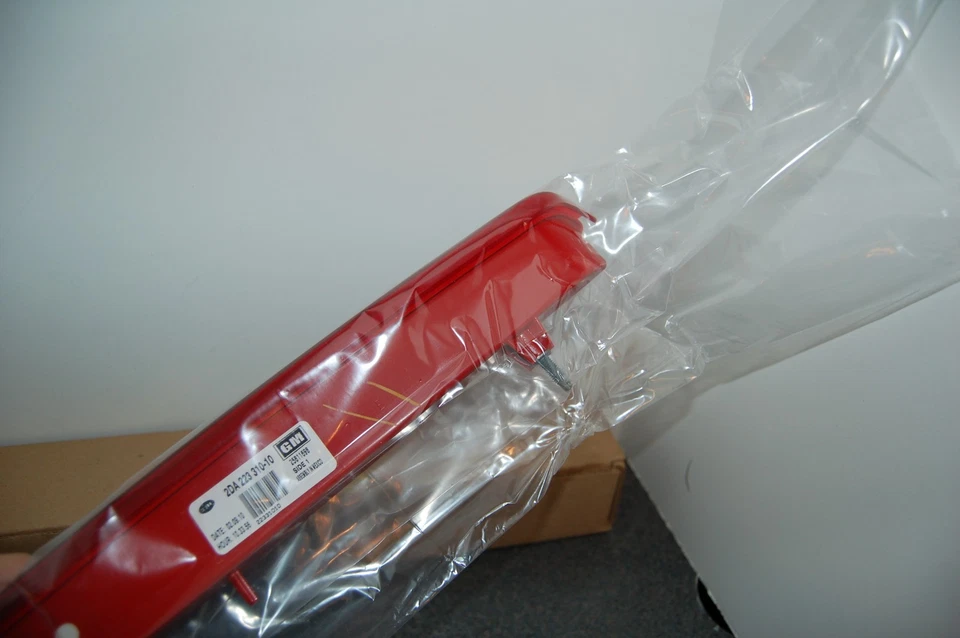 NUEVA LUZ DE FRENO GENUINA GM 25811698 3ª 07-14 Tahoe Suburban Yukon ESCALADE Foto 4 de 4