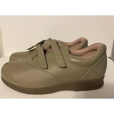 NEW NWT Women's Drew Slip on Shoes hoop & loop 10M Beige 10