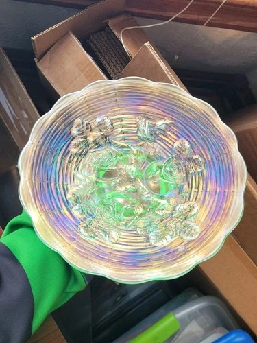 Pretty Ice Green Northwood Carnival Glass ROSE Show Pattern Plate Pattern Flakes