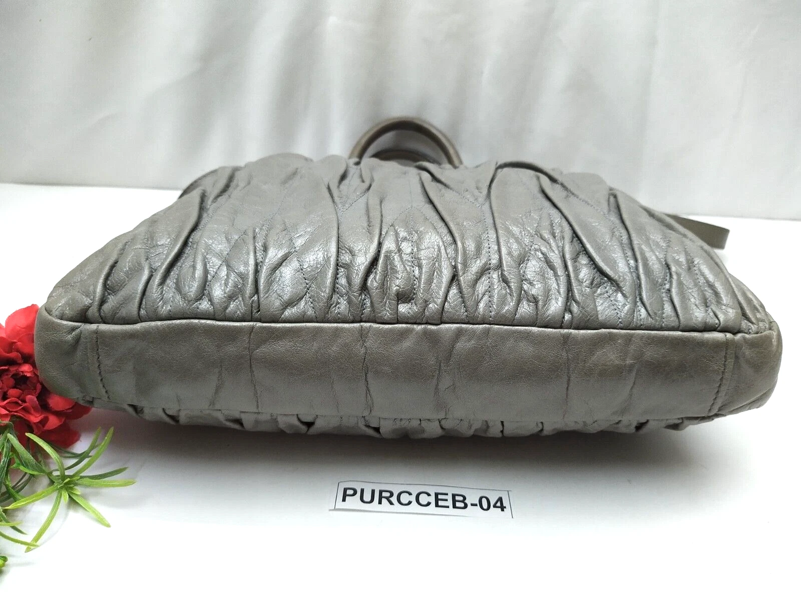 Borsa a tracolla Miu Miu Materasso grigio metallizzato a pieghe in pelle tote borsa