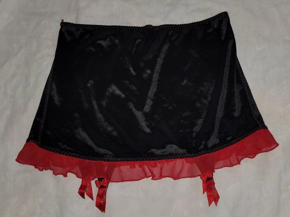 Lencería Frederick’s of Hollywood para mujer XL roja negra con ribete de malla liguero con falda Foto 2 de 4