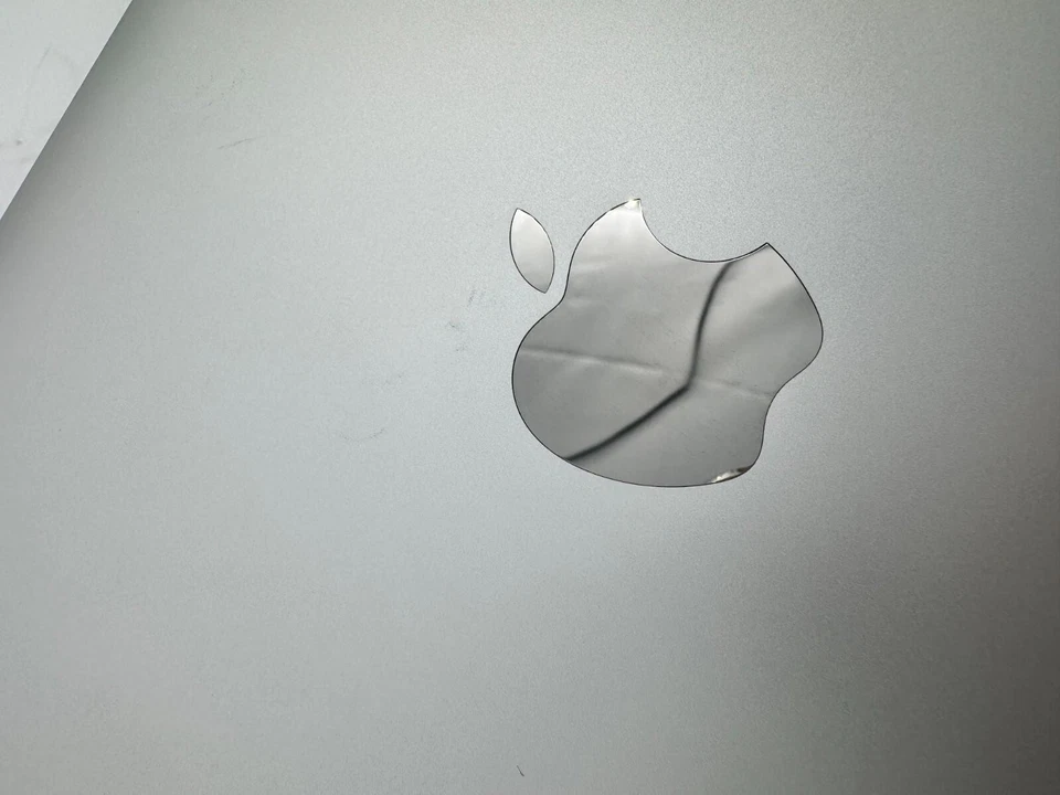 MONTAJE LCD PLATEADO DEFECTUOSO APPLE A2337 MACBOOK AIR M1 *PARA REPUESTOS* Foto 4 de 4