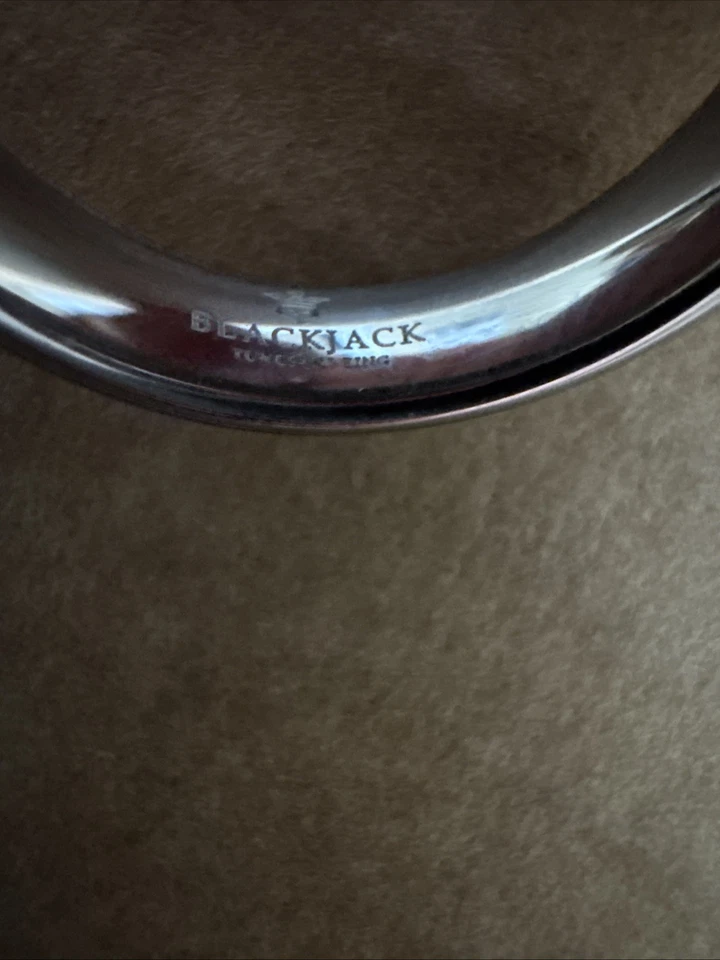 Anillo de tungsteno con acabado metálico para pistola para hombre talla 12 Foto 3 de 4