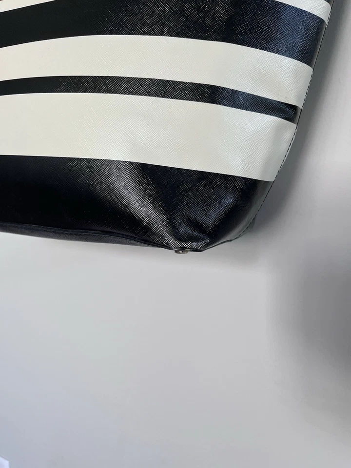 Bolso de hombro Kate Spade New York. Blanco y negro, cierre de cremallera. Foto 3 de 4