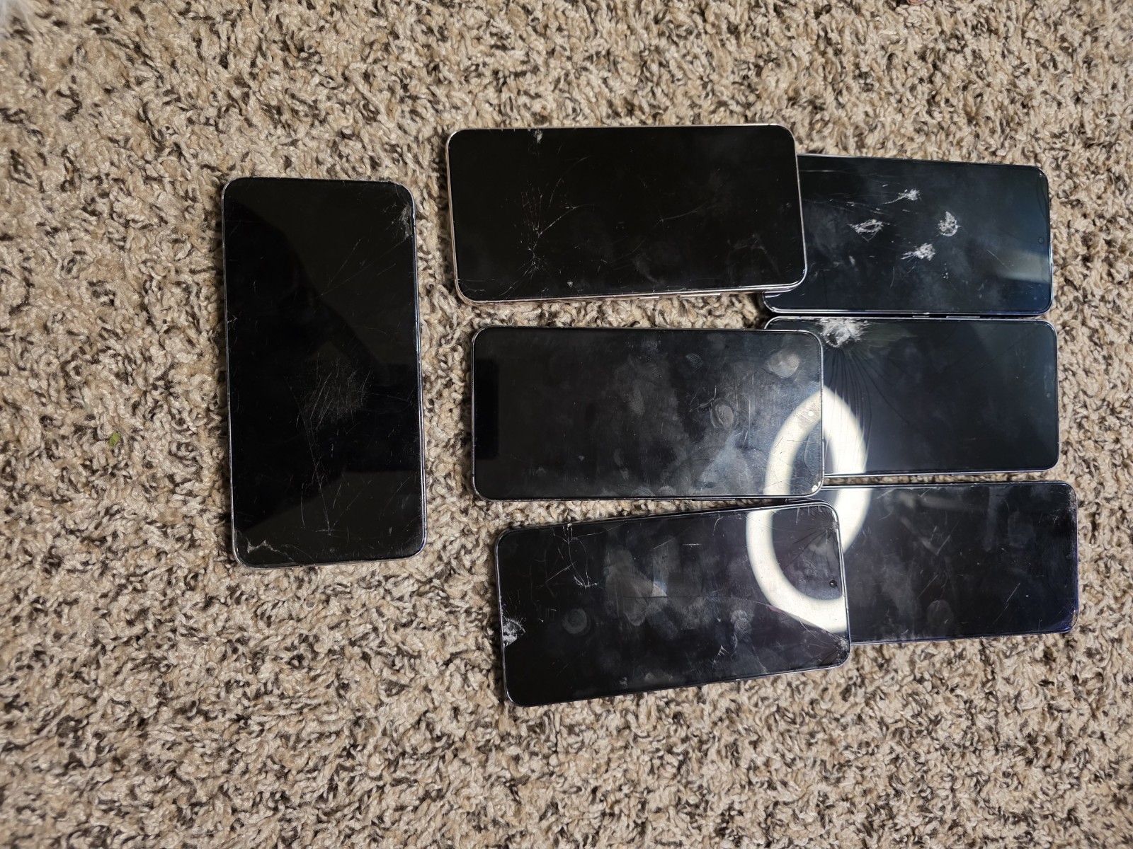 Galaxy S22 256GB–Crcked Screen/ Scratches/Broken Back–Power On–Part/Repair Lot 7