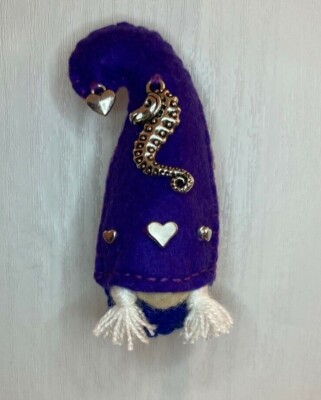 Handgefertigte Wichtel Brosche/Gonk Abzeichen/Pixie Pin/Seepferdchen & Liebe Herz Charms