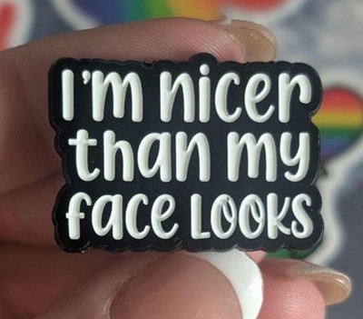 I'm nicer than my face looks schwarz weiß Pin Anstecker Emaille Schlüsselband Tasche Jacke Fun