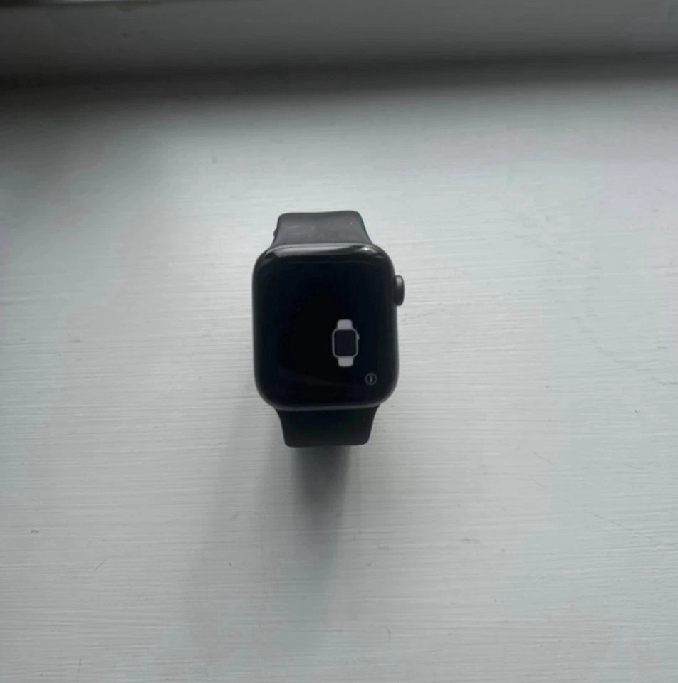 Apple Watch Series 4 40mm Space Grey Aluminium Case Black Silicone Strap 32GB, photo 2 of 4