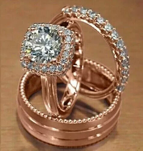 Juego de trío de bodas de diamantes creados en laboratorio de 3,20 quilates con acabado en oro rosa de 14 quilates para His & Her Foto 2 de 3