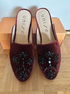 UNISA WOMENS LEONE WINE VELVET JEWEL EMBELLISHED