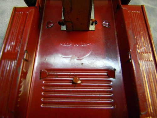 1/16 SCALE VINTAGE BANDIA 1915 FORD MODEL "T" JAPANESE TIN RED FRICTION CAR - Picture 11 of 11