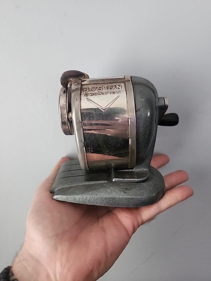 良品アメリカヴィンテージBOSTON pencil sharpener 鉛筆削り アメリカ製、ボストン Lモデルの鉛筆削りです。