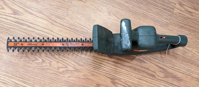 Black and Decker electric Hedge Trimmer 16" TR165 Great Condition