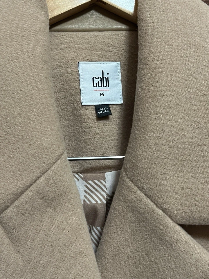 Abrigo Cabi Heritage # 4113 nuevo sin etiquetas. Marrón tostado camel, talla mediana. Forro a cuadros Foto 2 de 4