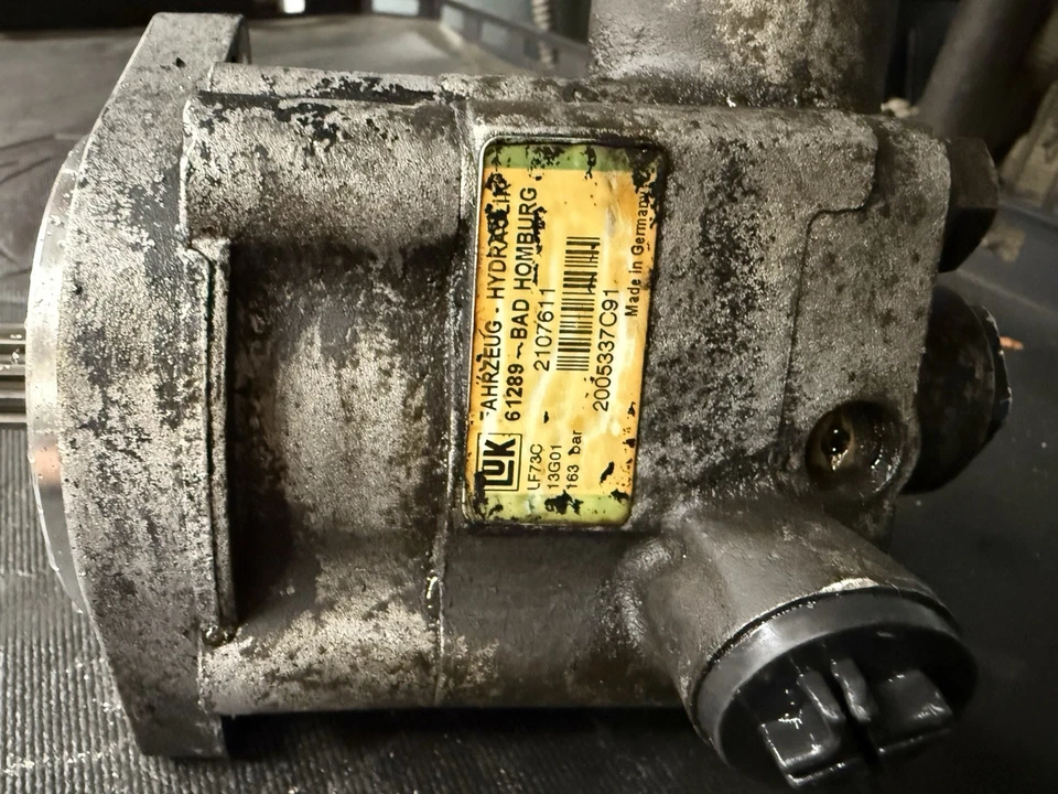 International DT466E IXETIC 液压动力转向泵 LF73C 2005337C91 — 第 2/4 张图片