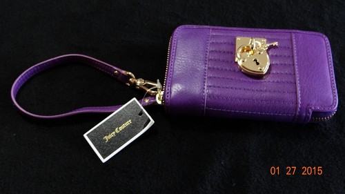Juicy Couture Signature Leder Tech Handgelenktasche, Crushed Berry - Bild 1 von 4