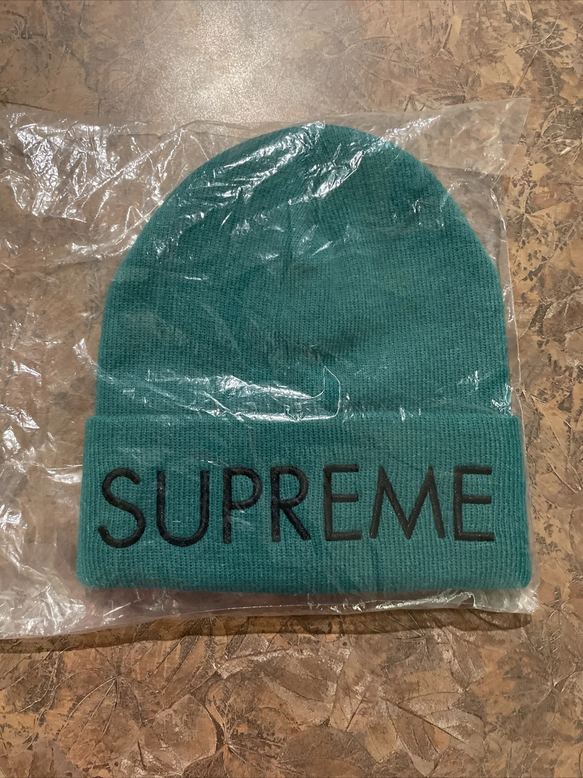 Casquette chapeau en tricot sarcelle foncée Supreme Capital Beanie menottée logo brodé sarcelle foncée FW22 FW22 NEUF AVEC ÉTIQUETTES