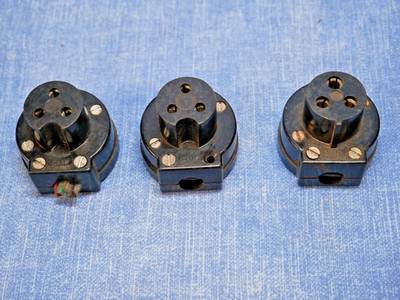 BULGIN PLUGS - X 3 - ABGEWINKELT - MADE IN ENGLAND