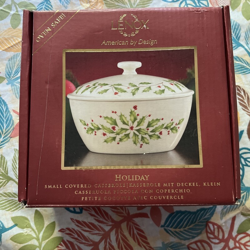 Lenox  Holiday  Small Casserole 24oz. oven safe Holly Christmas with box