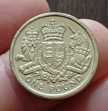 2015,ONE POUND COIN - ROYAL COAT OF ARMS.        VERY GOOD CONDITION.