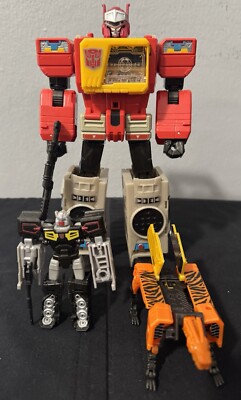 Transformers - Titans Return - Leader Class - Blaster + (Stripes & Rewind)