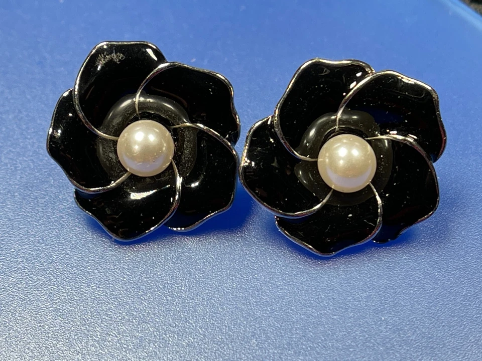 Pendientes de flores Premier Designs tono plata esmalte negro y perlas perforadas IN7248 Foto 4 de 4