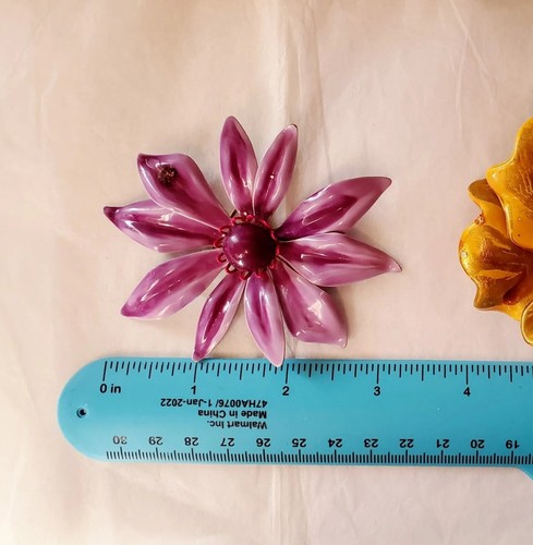 Enorme broche vintage de flores púrpuras esmaltado de 3 3/8" joyería moderna de mediados de siglo - Imagen 4 de 4