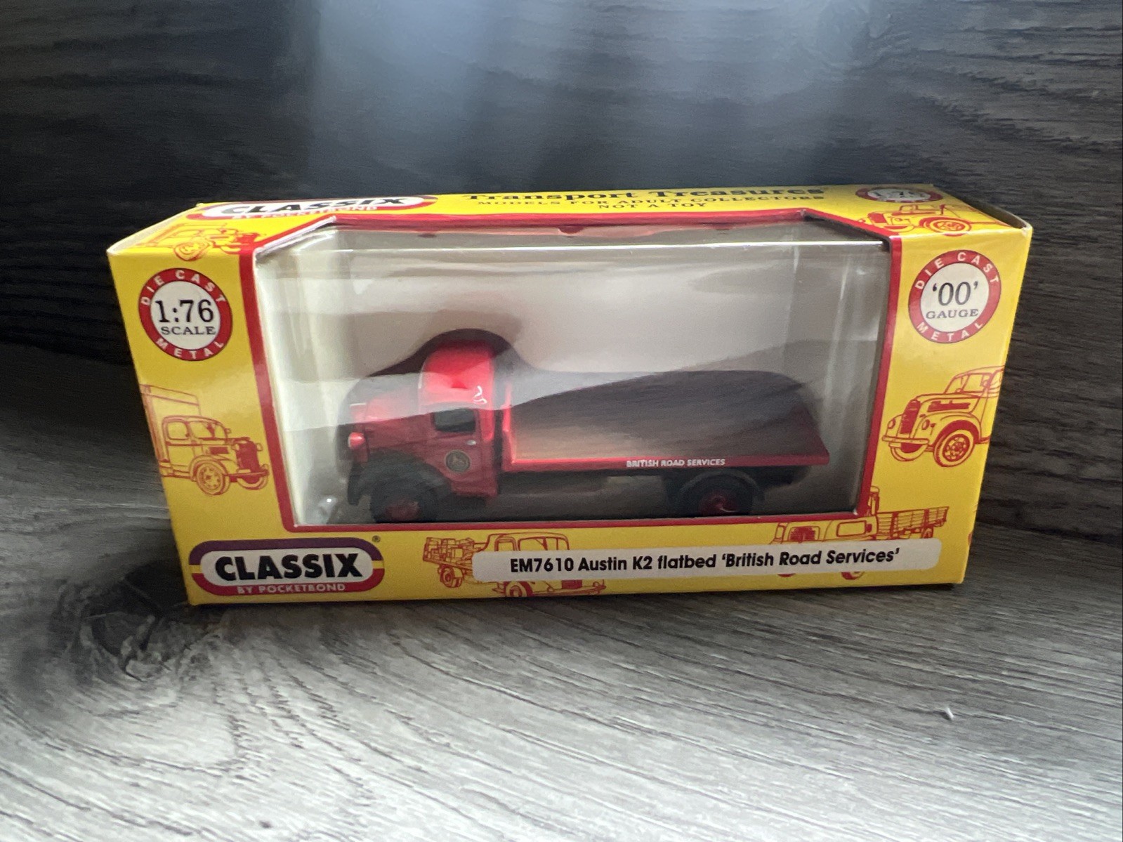 1:76 Scale Classix by Pocketbond EM7610a Austin K2 Flat - British Road Services