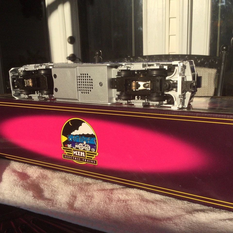 MTH F59PH AMTRAK DIESEL O SCALE LOCOMOTIVE. - Image 2 of 4