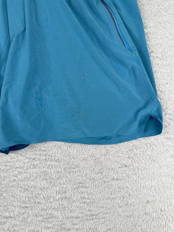 Shorts Lululemon Masculino Extra Grande Azul Switch Up Curto 6" Tecido Rápido Runnin - Imagem 2 de 4