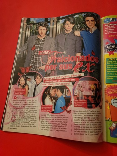 Zac Efron Nick Jonas Miley Cyrus Twilight Robert Pattinson Taylor Lautner - Picture 4 of 12