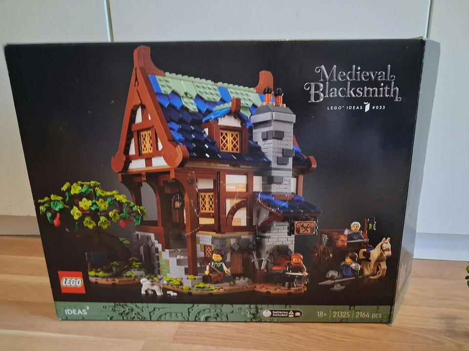 LEGO Ideas 21325 Medieval Blacksmith, Foto 2 von 5