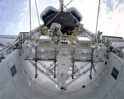 ENDEAVOUR CREW ASSEMBLING ASEM STRUCTURE IN PAYLOAD BAY MAY 1992 8X10 PHOTO