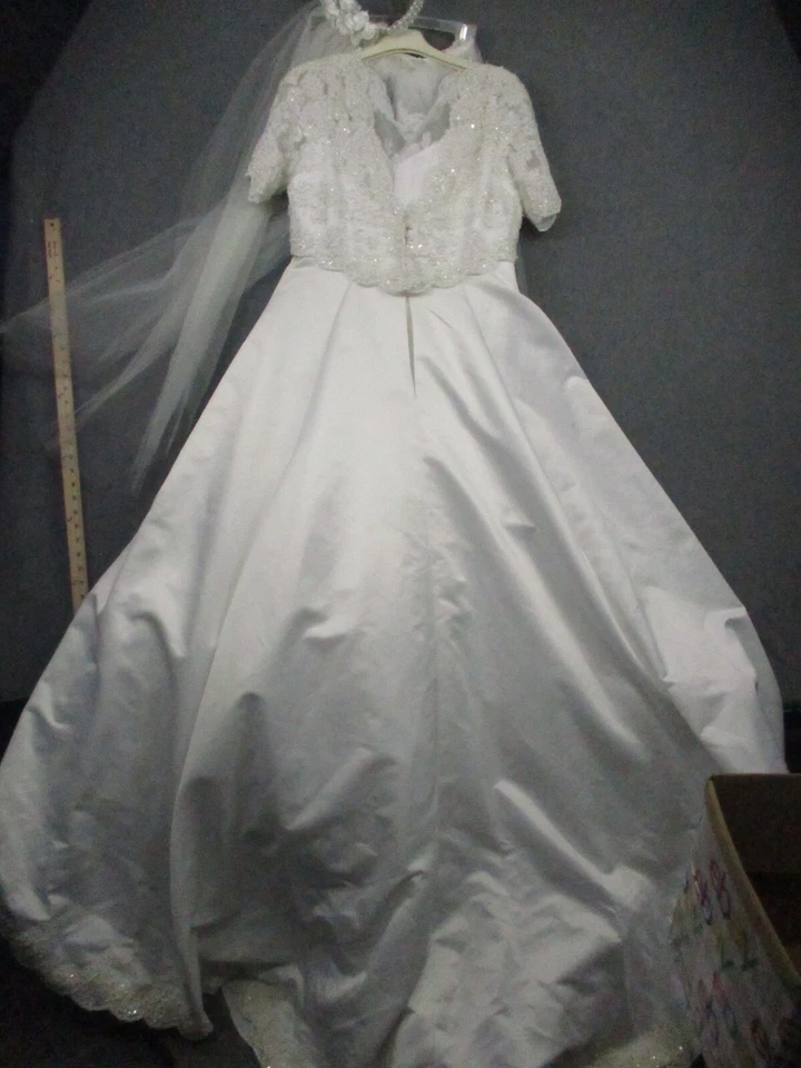 Vestido de novia Alfred Angelo línea 18 A tren cuentas 2 piezas con velo Foto 2 de 4