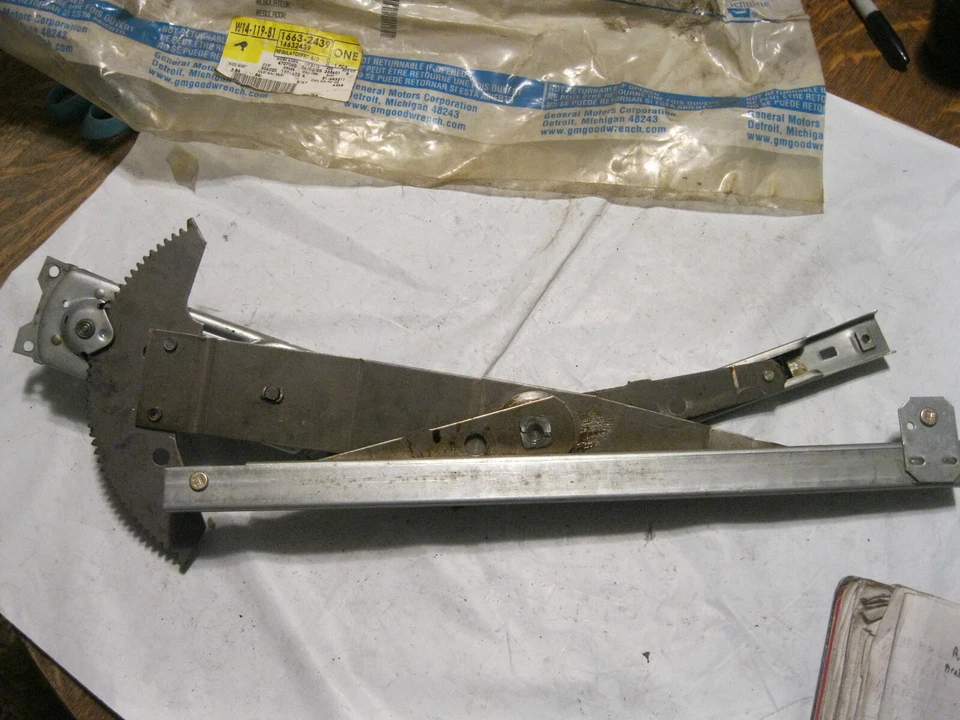 NOS Genuine GM OEM 16632439 LH Front Window Regulator Foto 2 de 4