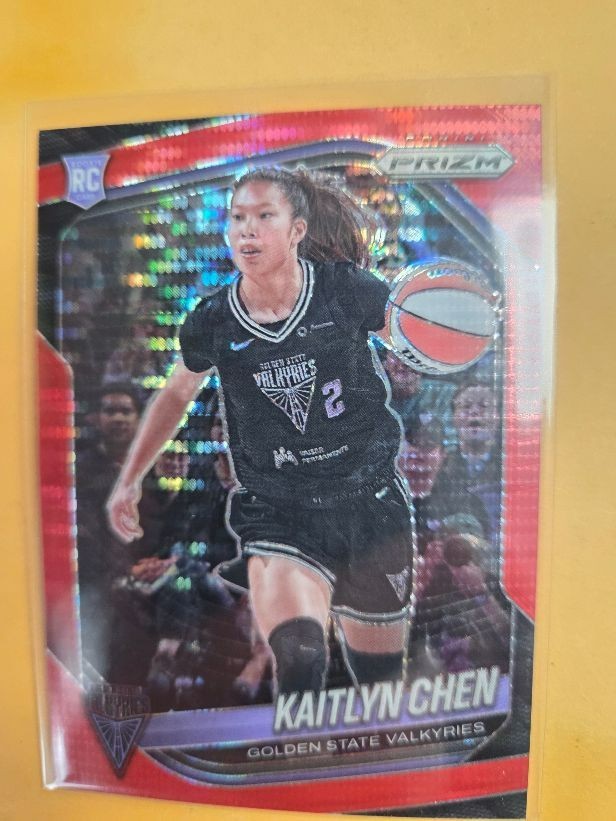 2025 Panini Prizm WNBA - Kaitlyn Chen #100 Red Pulsar Prizm /299 (RC)