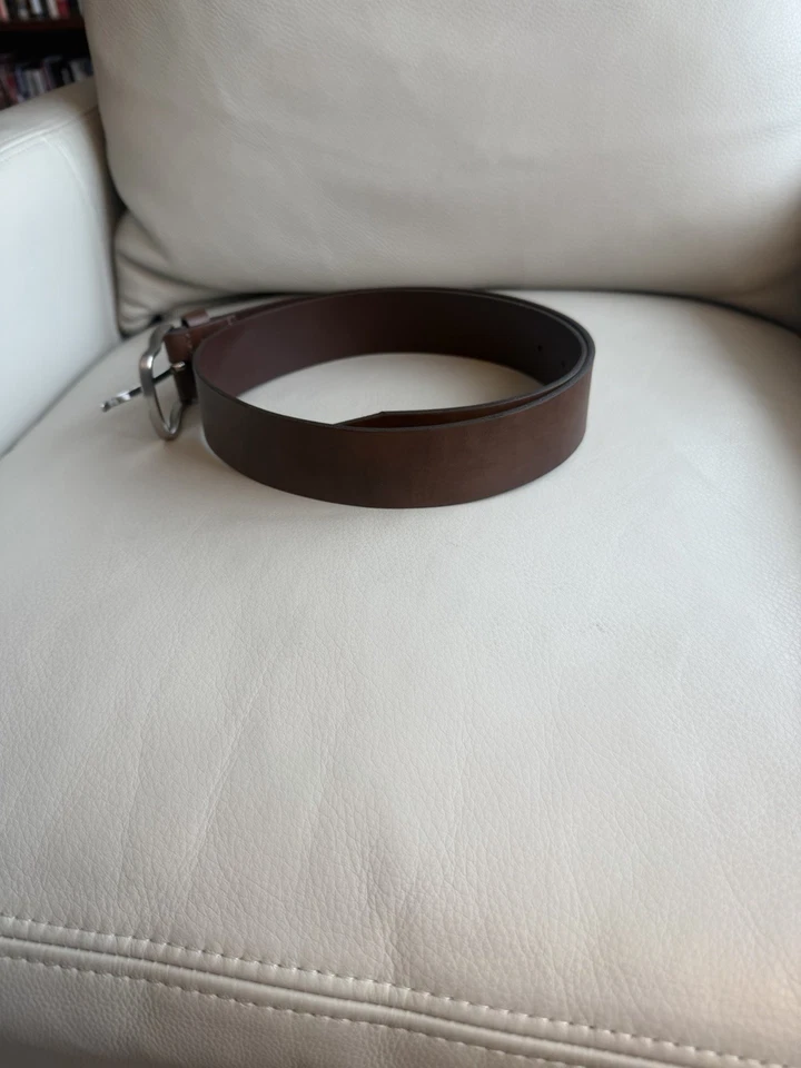 Cinturón de vestir Allen Edmonds de cuero de becerro marrón talla 34 cintura. Hecho en USA. Foto 3 de 4
