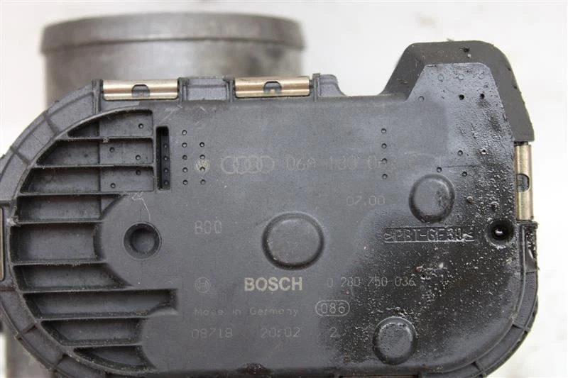 CUERPO ACELERADOR Beetle Jetta Golf 99 00 01 02 03 04 05 06 06A133062C 725720 Foto 3 de 4